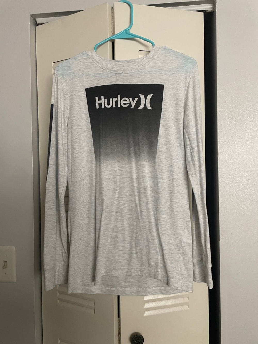 Boys Hurley Light Gray Long Sleeve Tee with Black Ombre Logo size XL